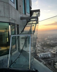 Le-Skyslide-un-toboggan-de-verre-au-dessus-du-vide-a-Los-Angeles-3